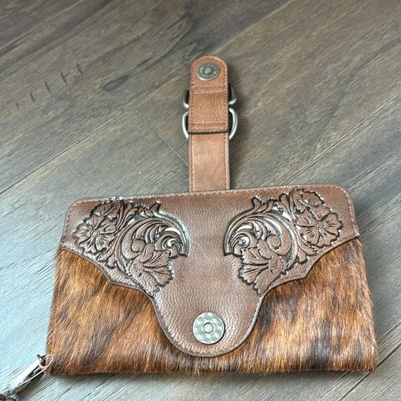 Justin Boots Wristlet/Wallet,Hair hide,bone inlay,magnetic close,genuine leather - Picture 4 of 11